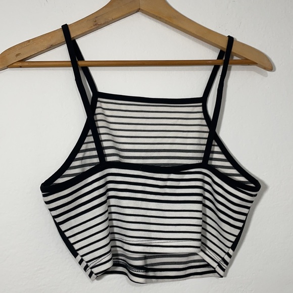 Cute Basic Crop Top - Picture 2 of 3